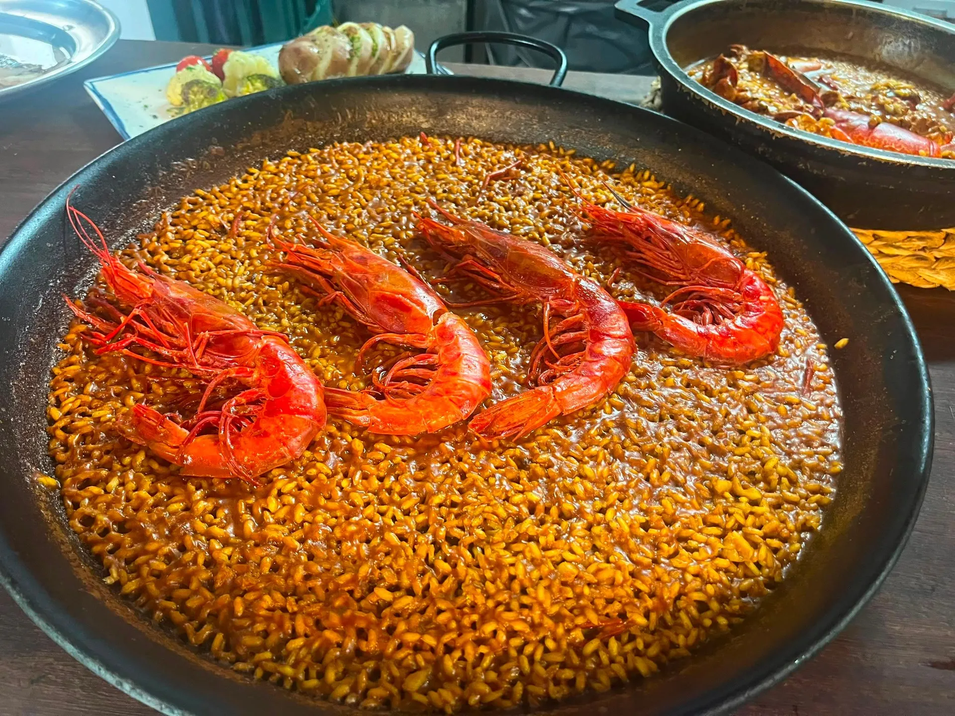 Paella de arroz con cuatro carabineros