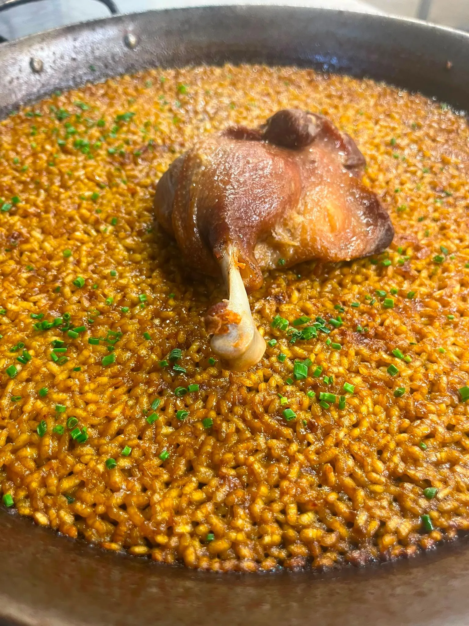 Arroz con muslo de pato confitado