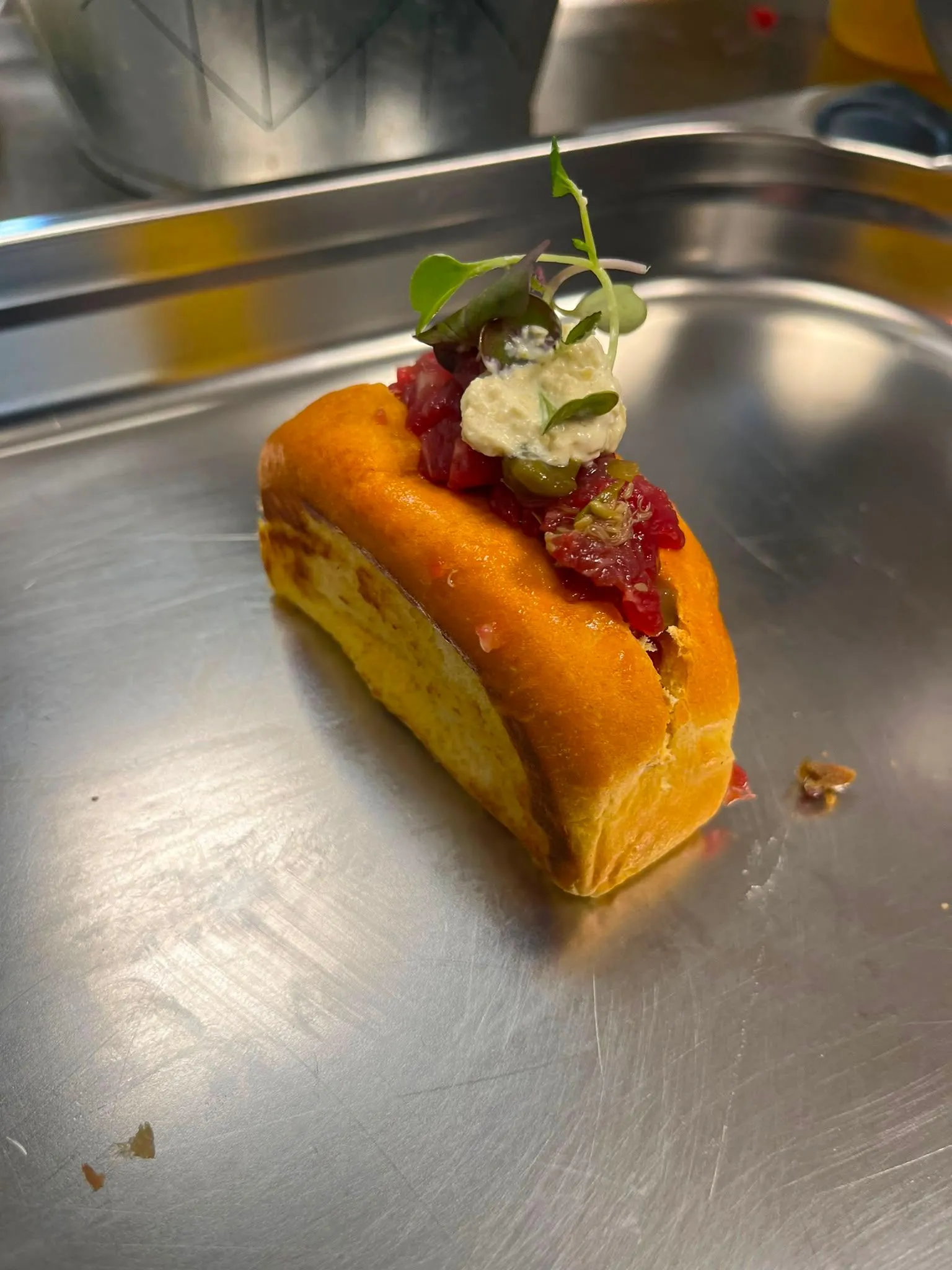 Brioche relleno de tartar con brotes