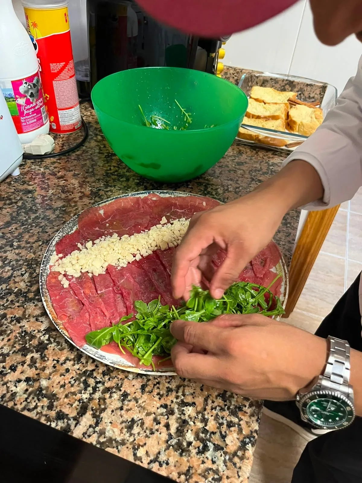 Manos emplatando un carpaccio