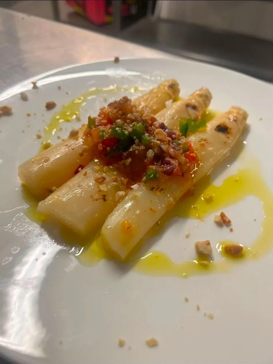 Espárragos blancos con vinagreta de verduras