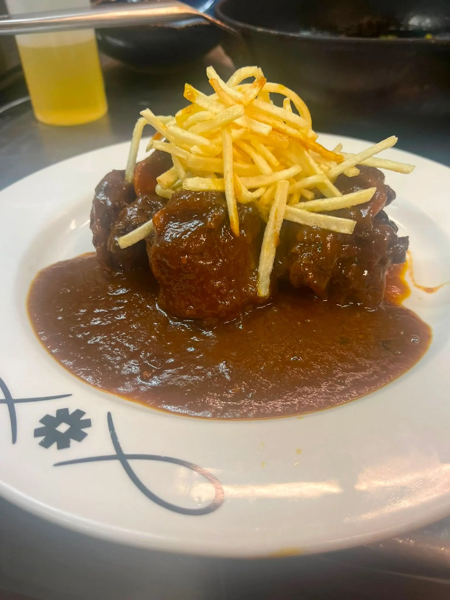 Guiso de carne con patatas paja