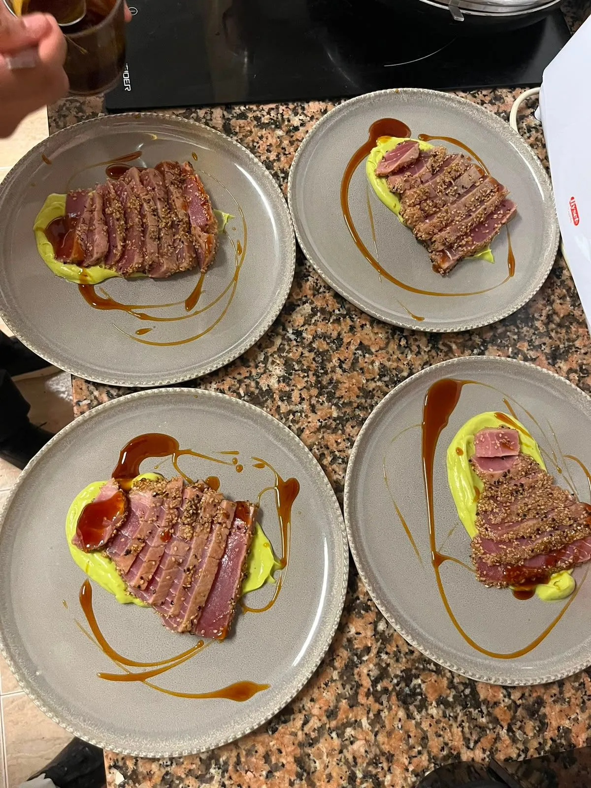 Platos de tataki de atún con sésamo y crema de aguacate