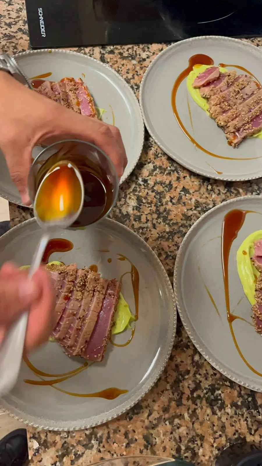 Moneim terminando platos de tataki de atún con salsa